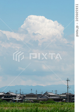 入道雲と田舎の風景 入道雲と田舎の風景 105605931