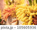色とりどりのドライフラワー 105605936