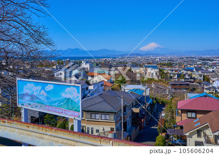神奈川県藤沢市の富士見坂付近から西側の街並み(片瀬山,片瀬,富士山,丹沢山地など)を見る 神奈川県藤沢市の富士見坂付近から西側の街並み(片瀬山,片瀬,富士山,丹沢山地など)を見る 105606204