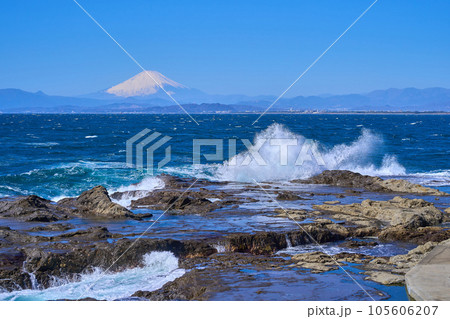神奈川県藤沢市江の島の稚児ヶ淵から岩礁に打ち寄せる波と富士山を見る 神奈川県藤沢市江の島の稚児ヶ淵から岩礁に打ち寄せる波と富士山を見る 105606207