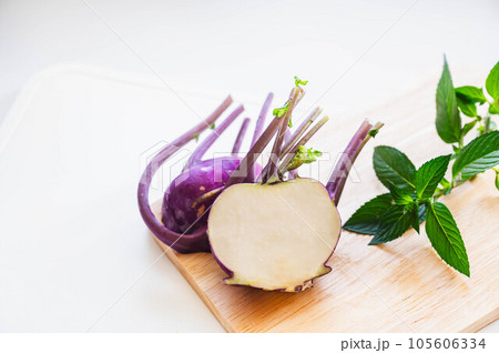 カットした紫色のコールラビ 105606334