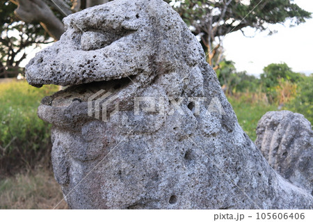 沖縄最古のシーサー富盛の石彫獅子　沖縄県八重瀬町 105606406