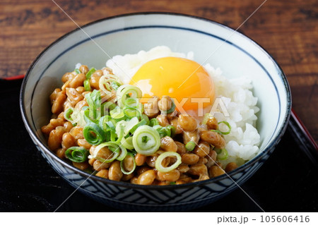 納豆とたまごかけごはん 105606416