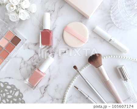 おしゃれなメイク道具 105607174