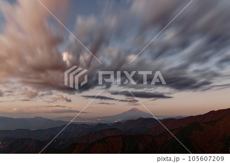 丹沢表尾根・三ノ塔から見る朝焼け雲と富士山 丹沢表尾根・三ノ塔から見る朝焼け雲と富士山 105607209