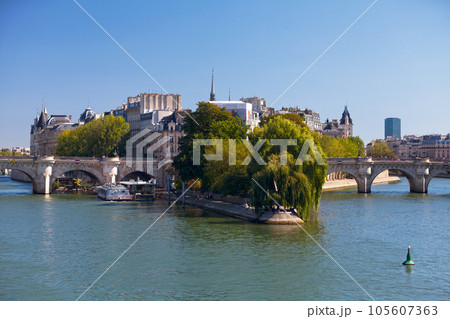 Ile de la Cite in Paris Ile de la Cite in Paris 105607363