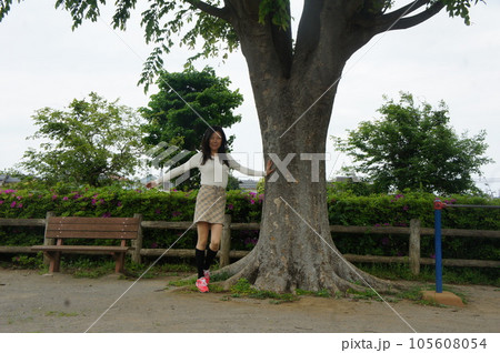 公園の滑り台で遊ぶ長身美女 公園の滑り台で遊ぶ長身美女 105608054