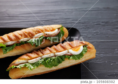 木のテーブルに置かれたバインミー 105608302