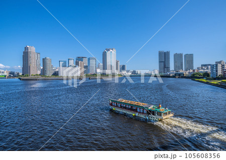 日本の東京都市景観 相生橋から豊洲や屋形船などを望む 日本の東京都市景観 相生橋から豊洲や屋形船などを望む 105608356