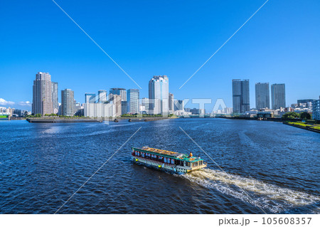 日本の東京都市景観　相生橋から豊洲や屋形船などを望む 105608357