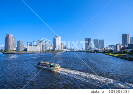 日本の東京都市景観　相生橋から豊洲や屋形船などを望む 105608359