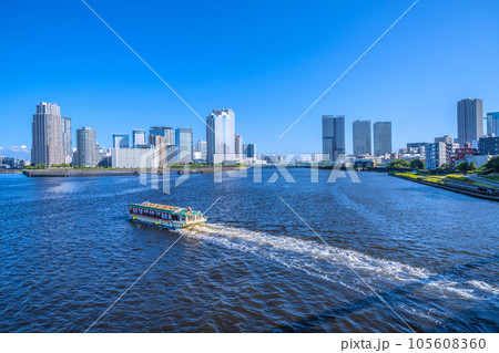 日本の東京都市景観　相生橋から豊洲や屋形船などを望む 105608360