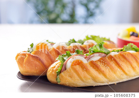 木のテーブルに置かれたバインミー 木のテーブルに置かれたバインミー 105608375