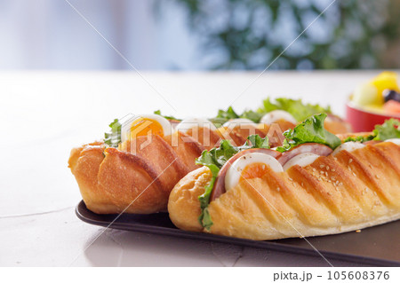 木のテーブルに置かれたバインミー 105608376