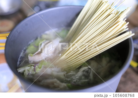 アウトドアで作るラーメン アウトドアで作るラーメン 105608768