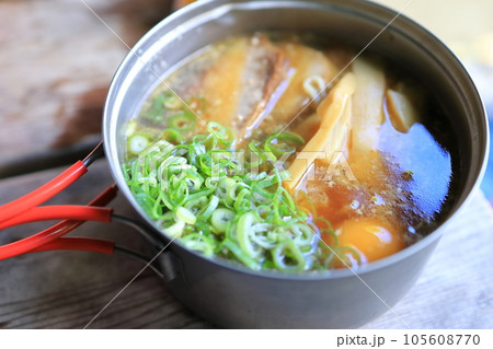 アウトドアで作るラーメン 105608770