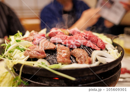 ジンギスカン鍋（調理中） 105609301