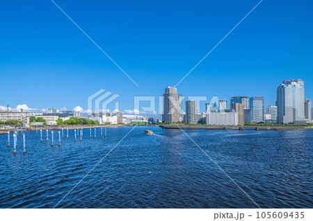 日本の東京都市景観 相生橋から豊洲水門や豊洲、屋形船(新浪)などを望む 日本の東京都市景観 相生橋から豊洲水門や豊洲、屋形船(新浪)などを望む 105609435
