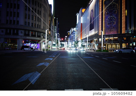 ネオン煌めく夜の銀座 105609482