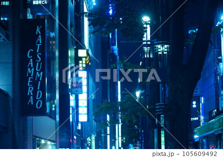 ネオン煌めく夜の銀座 ネオン煌めく夜の銀座 105609492