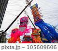 風にゆれる七夕祭りの飾り 105609606