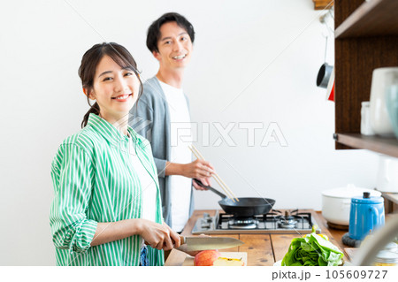 キッチンの若い夫婦 105609727
