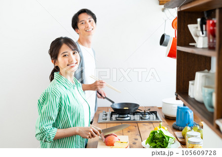 キッチンの若い夫婦 105609728