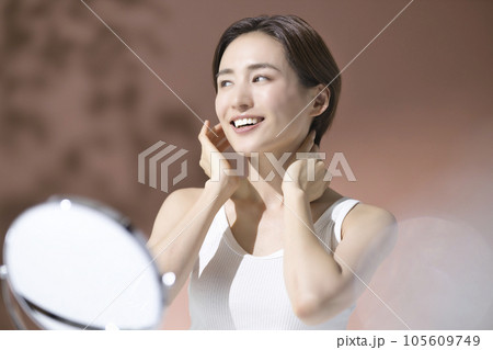 お肌のお手入れをする若い女性 お肌のお手入れをする若い女性 105609749