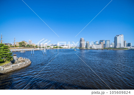 日本の東京都市景観　相生橋から中の島公園（画面左）や東京海洋大学、豊洲水門、屋形船(新浪）などを望む 105609824