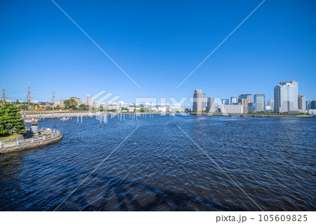 日本の東京都市景観 相生橋から中の島公園(画面左)や東京海洋大学、豊洲水門、屋形船(新浪)などを望む 日本の東京都市景観 相生橋から中の島公園(画面左)や東京海洋大学、豊洲水門、屋形船(新浪)などを望む 105609825