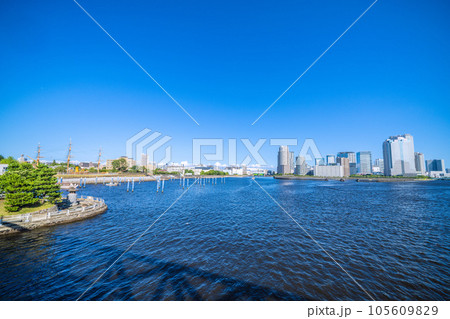 日本の東京都市景観 相生橋から中の島公園(画面左)や東京海洋大学、豊洲水門、屋形船(新浪)などを望む 日本の東京都市景観 相生橋から中の島公園(画面左)や東京海洋大学、豊洲水門、屋形船(新浪)などを望む 105609829