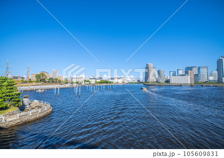 日本の東京都市景観　相生橋から中の島公園（画面左）や東京海洋大学、豊洲水門、屋形船(新浪）などを望む 105609831