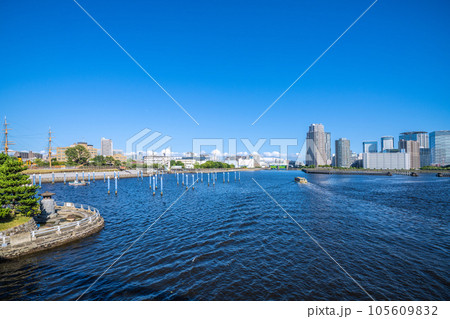 日本の東京都市景観　相生橋から中の島公園（画面左）や東京海洋大学、豊洲水門、屋形船(新浪）などを望む 105609832