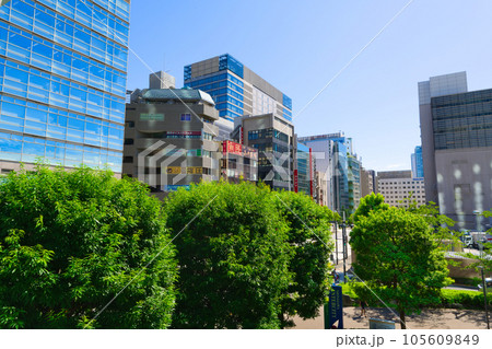 【東京都】8月・品川駅前の都市風景 【東京都】8月・品川駅前の都市風景 105609849