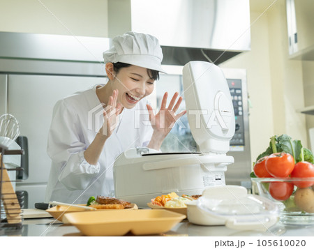 調理室で炊き上がったご飯に喜ぶ調理服を着た若い女性 調理室で炊き上がったご飯に喜ぶ調理服を着た若い女性 105610020