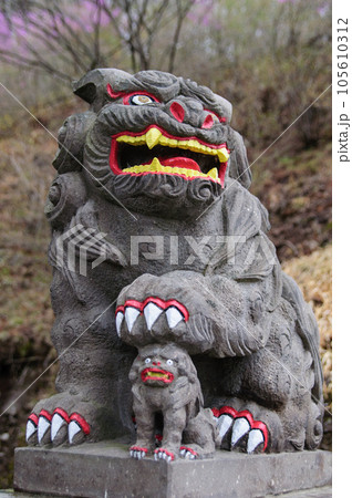 変わった狛犬の親子(変顔の狛犬) 変わった狛犬の親子(変顔の狛犬) 105610312