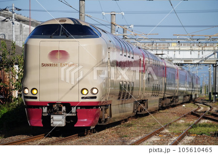 善通寺駅に到着するサンライズ瀬戸号 善通寺駅に到着するサンライズ瀬戸号 105610465