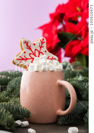 Christmas drink with marshmallows 105610473