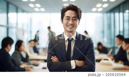 上司・オフィスにいるメガネをかけた笑顔のアジア人ビジネスマン（Generative AI） 105610564