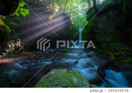 【光芒素材】夏の竜返しの滝【長野県】 105610576