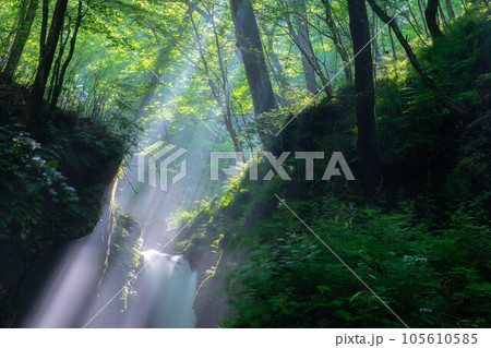 【光芒素材】夏の竜返しの滝【長野県】 【光芒素材】夏の竜返しの滝【長野県】 105610585