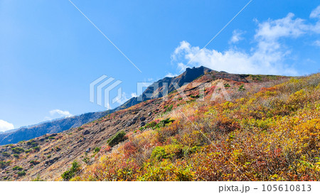 秋の磐梯山登山：沼ノ平～天狗岩（登山道から磐梯山を望む） 105610813
