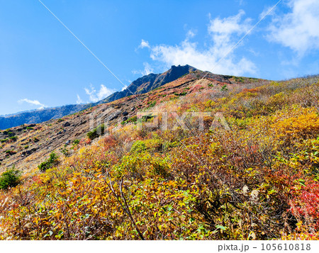 秋の磐梯山登山：沼ノ平～天狗岩（登山道から磐梯山を望む） 105610818