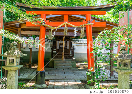 京都市上京区の京都御苑内の宗像神社　花山稲荷社 105610870