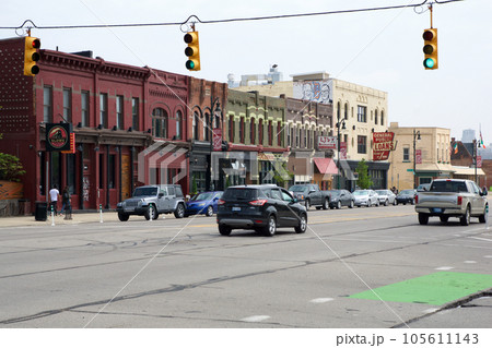 DETROIT, MICHIGAN, UNITED STATES - MAY 22, 2018: street with traffic lights, cars and low houses with stores in a suburb of Detroit 105611143