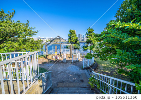 日本の東京都市景観 相生橋たもとの江東区立「中の島公園」などを望む（画面奥は豊洲） 105611360