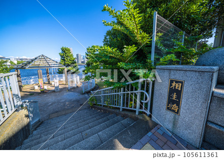 日本の東京都市景観 相生橋たもとの江東区立「中の島公園」などを望む（画面奥は豊洲） 105611361