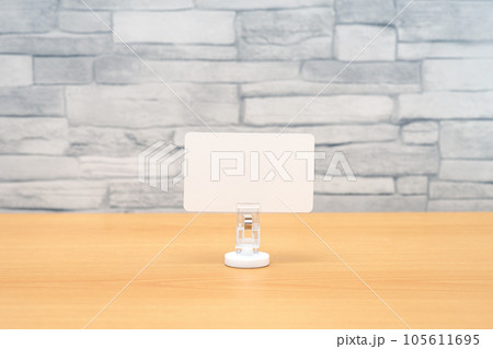 メモスタンドに挟まれたメモ用紙 メモスタンドに挟まれたメモ用紙 105611695