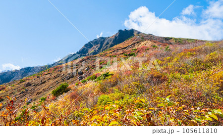 秋の磐梯山登山：沼ノ平～天狗岩（登山道から磐梯山を望む） 105611810