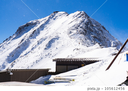 長野県の八ヶ岳雪山登山 赤岳展望荘から見る赤岳 長野県の八ヶ岳雪山登山 赤岳展望荘から見る赤岳 105612456